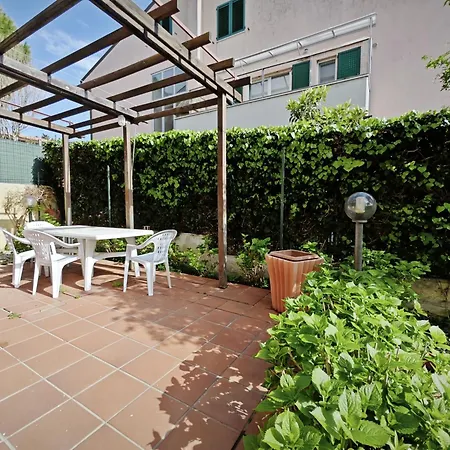 L12 Con Posto Auto Apartment *